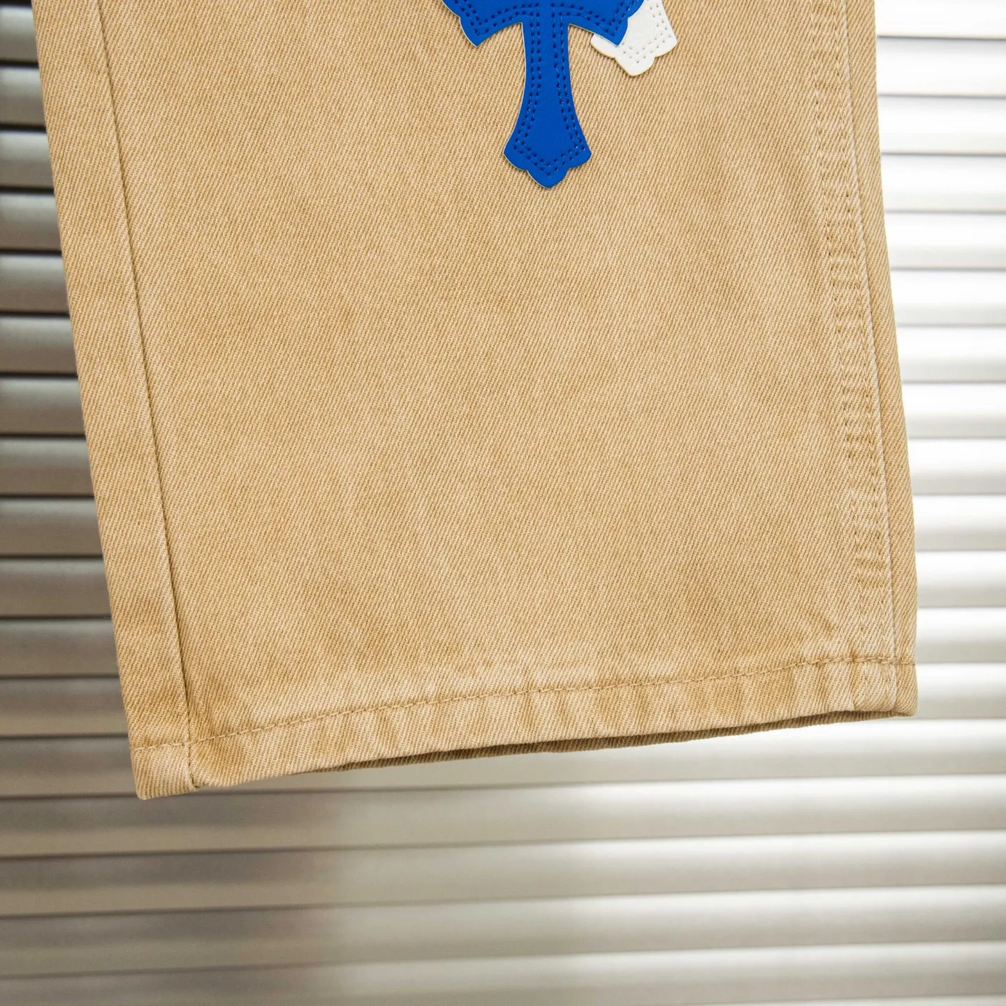 P280 Chrome Hearts khaki denim and white and blue multi-leather popular couple jeans are a hot trend this season and are sought after by countless celebrities and fashionistas. The neat details of the cutting process add color to the playful fashion! The neat and meticulous design, and the well-fitting structure is unique. The upper body not only has outstanding recognition, but also looks younger and younger. A style with the ultimate wearing meaning and performance, gorgeous color matching, and the craftsmanship of this style is also extremely extraordinary. After the finished product is washed, it is disassembled and hand-made with sheepskin cross leather and then spliced ​​together to complete. The whole piece has too many craftsmanship to describe. It is decorated with patchwork cross flowers and high-waisted washed jeans! ! Absolutely high-end luxury product, a god-level single product, a super popular product, made with top heavy industry, a must-see magic weapon that can't be missed. Style number: 1827# Size: 30 32 34 36 Color: Khaki